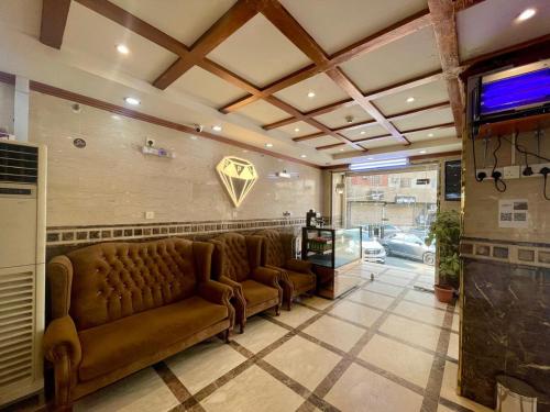 a lobby with couches and a television in a building at سبل الذهبية للشقق المخدومة in An Naqāʼ