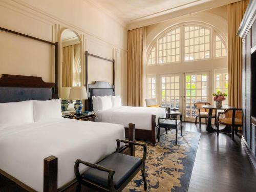 Cama o camas de una habitación en Raffles Singapore