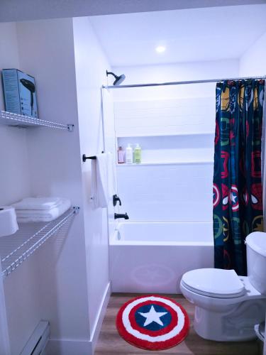 Ένα μπάνιο στο Elegant Modern Suite with Comfort & Privacy