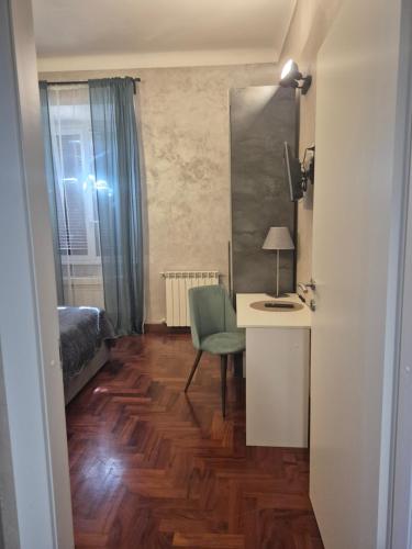 Camera piccola con scrivania e sedia verde di Aurelio Vatican Holiday a Roma