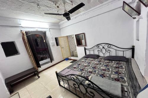 a bedroom with a bed in a room at Nukkad Guest House Near Lake Pichola in Udaipur