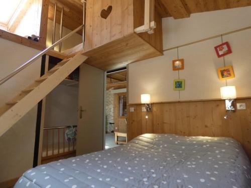 Postel nebo postele na pokoji v ubytování Chalet Tournette avec jacuzzi, Domaine du Fraizier