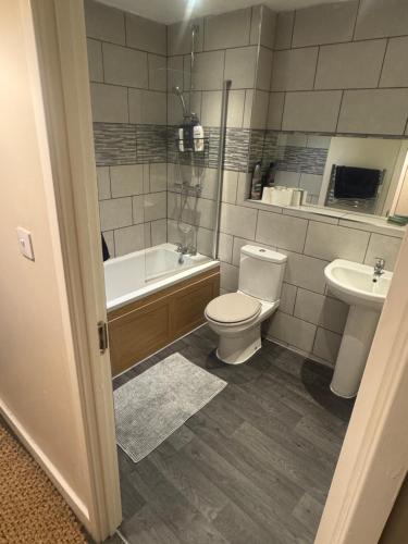 ブリストルにあるCity view apartmentのトイレ、浴槽、洗面台を備えたバスルーム