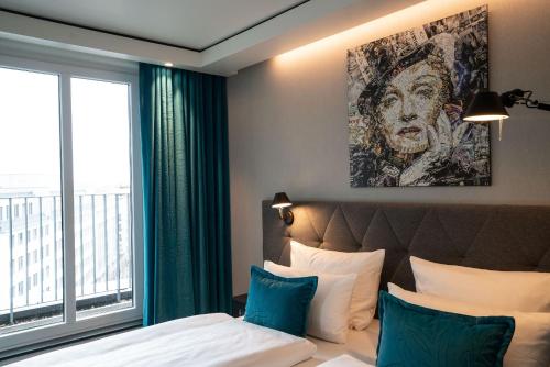 Кровать или кровати в номере Motel One Berlin-Spittelmarkt