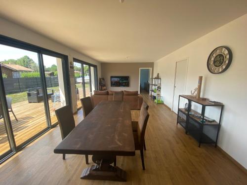 Virtuvė arba virtuvėlė apgyvendinimo įstaigoje Maison du Lanot
