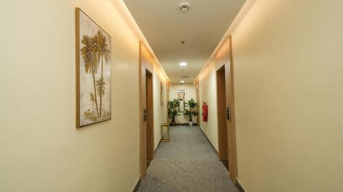a corridor of a hallway with a painting on the wall at بنزرت للشقق المخدومة in Al Hofuf