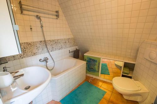 a bathroom with a tub and a toilet and a sink at BERG WELT im Erzgebirge in Marienberg