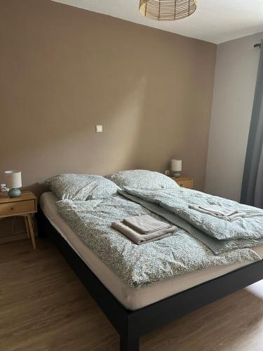 a bedroom with a bed with two towels on it at Ferienwohnung am Eifelsteig in Üxheim