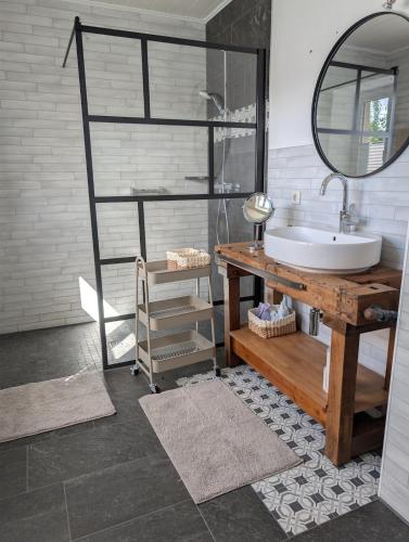 a bathroom with a sink and a mirror at Ferienwohnung am Eifelsteig in Üxheim