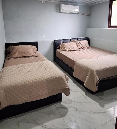2 camas sentadas en una habitación con ermottermottermott en Homesty iboih, 