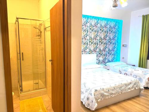un bagno con due letti e una doccia di The Caponi Bros a Mestre