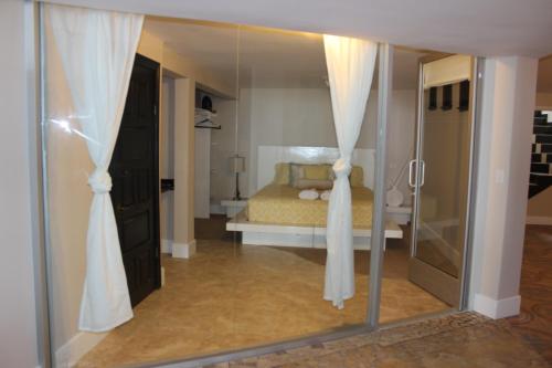 Ένα ή περισσότερα κρεβάτια σε δωμάτιο στο Oceanfront Serenity in Gated Community near Rosarito