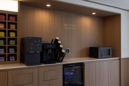 ソウルにあるAank Hotel Cheongnyangniのカウンター(電子レンジ、コーヒーメーカー付)