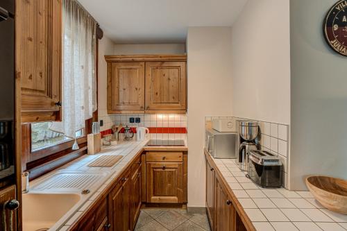 Köök või kööginurk majutusasutuses APARTMENT STADDON - Alpes Travel - Central Chamonix - Sleeps 4-6