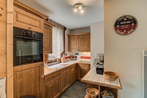 Köök või kööginurk majutusasutuses APARTMENT STADDON - Alpes Travel - Central Chamonix - Sleeps 4-6
