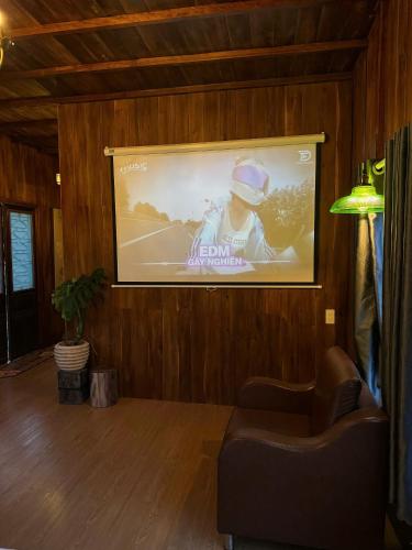 a projection screen in a living room with a tv at Nhà Bên Đồi in Thôn Dương Phẩm