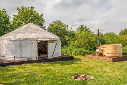 Κήπος έξω από το Luxury glamping in Constable Country - Valley View Yurt