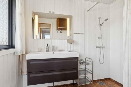 Ένα μπάνιο στο Lovely Cottage Close To The Water