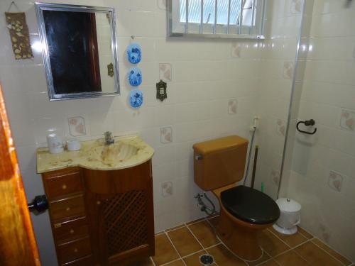 a bathroom with a toilet and a sink and a shower at Apartamento 1 Quarto Edificio Tokio in Praia Grande