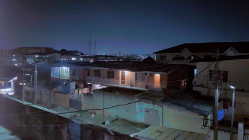 La alberca dentro o cerca de Maleek's Apartment, Ikeja "Shared 2 Bedroom Apt, Or Take both rooms, with individual private baths"