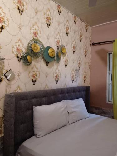 Katil atau katil-katil dalam bilik di Nana Adu Guest House
