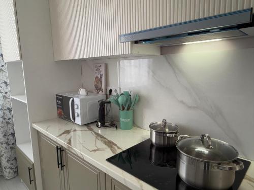 Η κουζίνα ή μικρή κουζίνα στο Комфортная 2 комнатная квартира