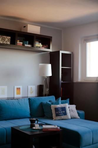 ビトムにあるPrzytulny apartament z widokiem, 50m2の青いソファとテーブルのあるリビングルーム