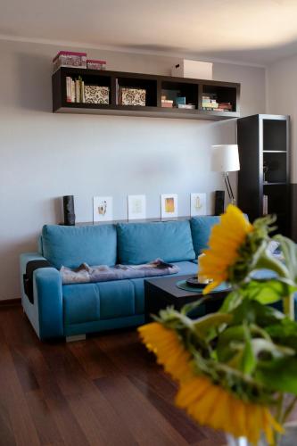 a living room with a blue couch and a table at Art View 9 - Panorama Bytomia, Klimatyczny apartament dla dwojga, King size bed, parking in Bytom