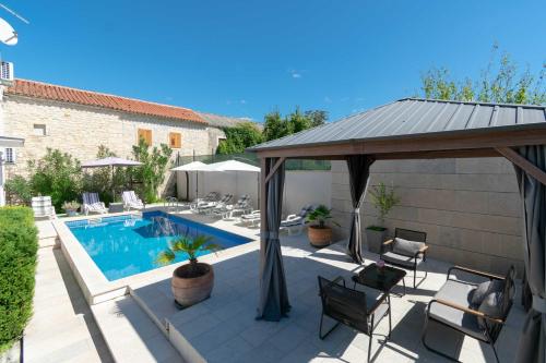 Kolam renang di atau dekat dengan Villa Martin - Countryside Retreat with Pool & Pavilion