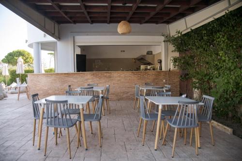 Odysseas Studios with Private Pool, close to Tsilivi Beachにあるレストランまたは飲食店