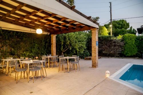 Odysseas Studios with Private Pool, close to Tsilivi Beachの敷地内または近くにあるプール