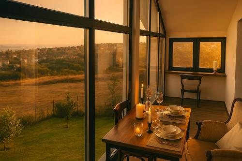 ヴァルナ・シティにあるSea Sky Houseのテーブルと大きな窓のあるダイニングルーム