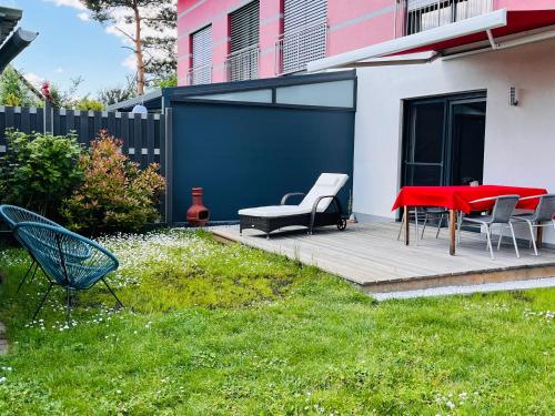 ヒルシャイトにあるFerienhaus Fei schö Hirschaidの中庭のパティオ(赤いテーブルと椅子付)