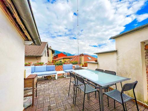 Un patio con una mesa y sillas en un patio. en Terrazza sul tetto, en Cannobio
