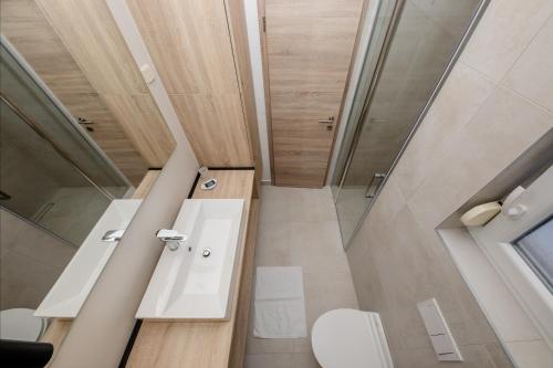 a bathroom with two sinks and a toilet at The Bellevue Lodge in Lopar