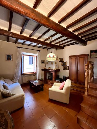 a living room with two chairs and a fireplace at L' Appaltino in Radicofani
