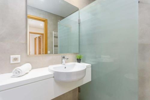 DbayehにあるViva - Elegant 3-BR Apt & Balcony at Waterfront Dbayehの洗面台と鏡のある白いバスルーム