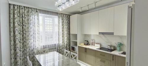 Η κουζίνα ή μικρή κουζίνα στο Комфортная 2 комнатная квартира