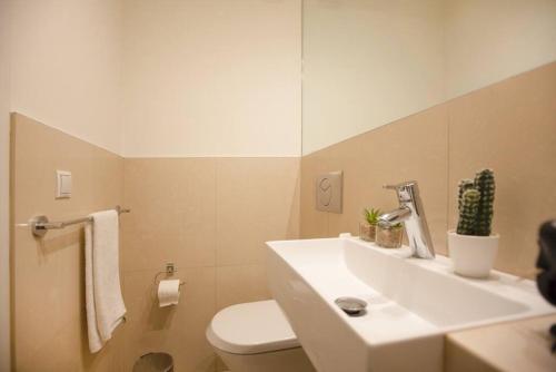 Koupelna v ubytování Comfy - 1BR Apt W Pool & Gym in Gemmayze