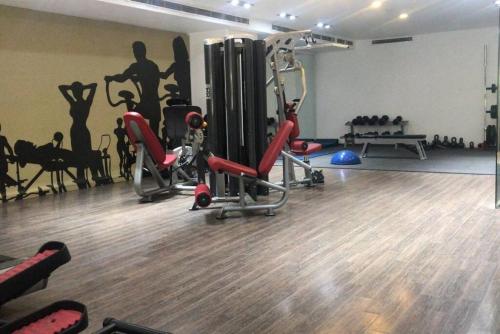 Fitness centrum a/nebo fitness zařízení v ubytování Comfy - 1BR Apt W Pool & Gym in Gemmayze