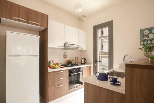 Η κουζίνα ή μικρή κουζίνα στο Sioufi - 2-BR Apt & Balcony in Achrafieh
