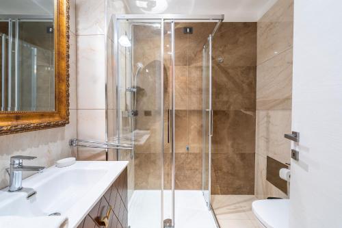 Ένα μπάνιο στο Villa Floyd Charming Rooms