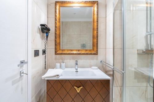 Ένα μπάνιο στο Villa Floyd Charming Rooms