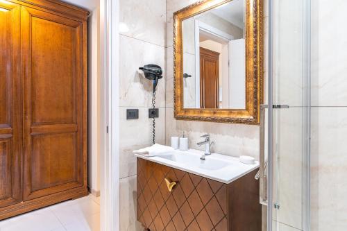 Ένα μπάνιο στο Villa Floyd Charming Rooms