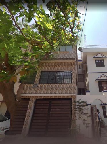 巴特那Annapoorna Niwas的一座有门的建筑