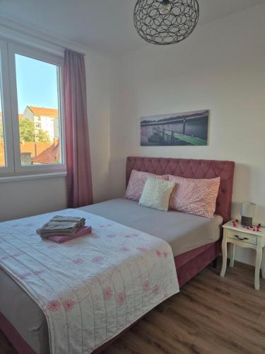 Un pat sau paturi într-o cameră la Apartman SIMS