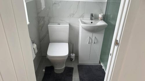 ein kleines Badezimmer mit Toilette und Waschbecken in der Unterkunft Near Beach - Sleeps 3 - Central - Sea View in Weymouth