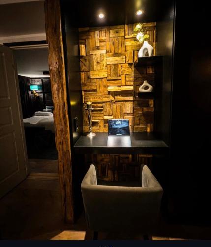 a room with a table and a chair and a mirror at Die Altstadt Appartements Caprice in Goslar