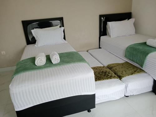 Homestay Titiknol Yogyaにあるベッド