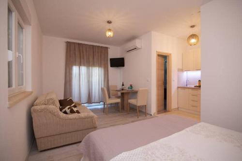 Ένα ή περισσότερα κρεβάτια σε δωμάτιο στο Apartments Becky on a sandy beach without crowd